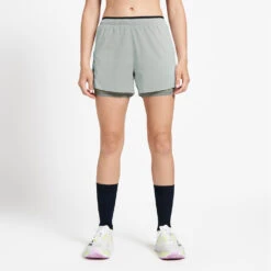 Ciele Athletics W DLYShort 4" Long Brief - Stadium 11 Ciele Athletics W DLYShort 4" Long Brief - Stadium -Ciele Athletics CLWDLYSH4LB PER LIG001 WDLYShort4LongBrief Stadium 2024 D3 STUD3