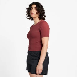 Ciele Athletics W RBTShirt - Rouge -Ciele Athletics CLWRBT PER BRI001 WRBTShirt Rouge 2024 D3 STUD2