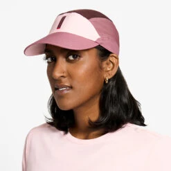 Ciele Athletics FSTCap SC - Comp - Iconic VC - Peachskin/Dark Wine Red -Ciele Athletics U 2 CA 0077 PK002 FSTCapSC Comp IconicVC Peachskin DarkWineRed D2 2025 STUD2