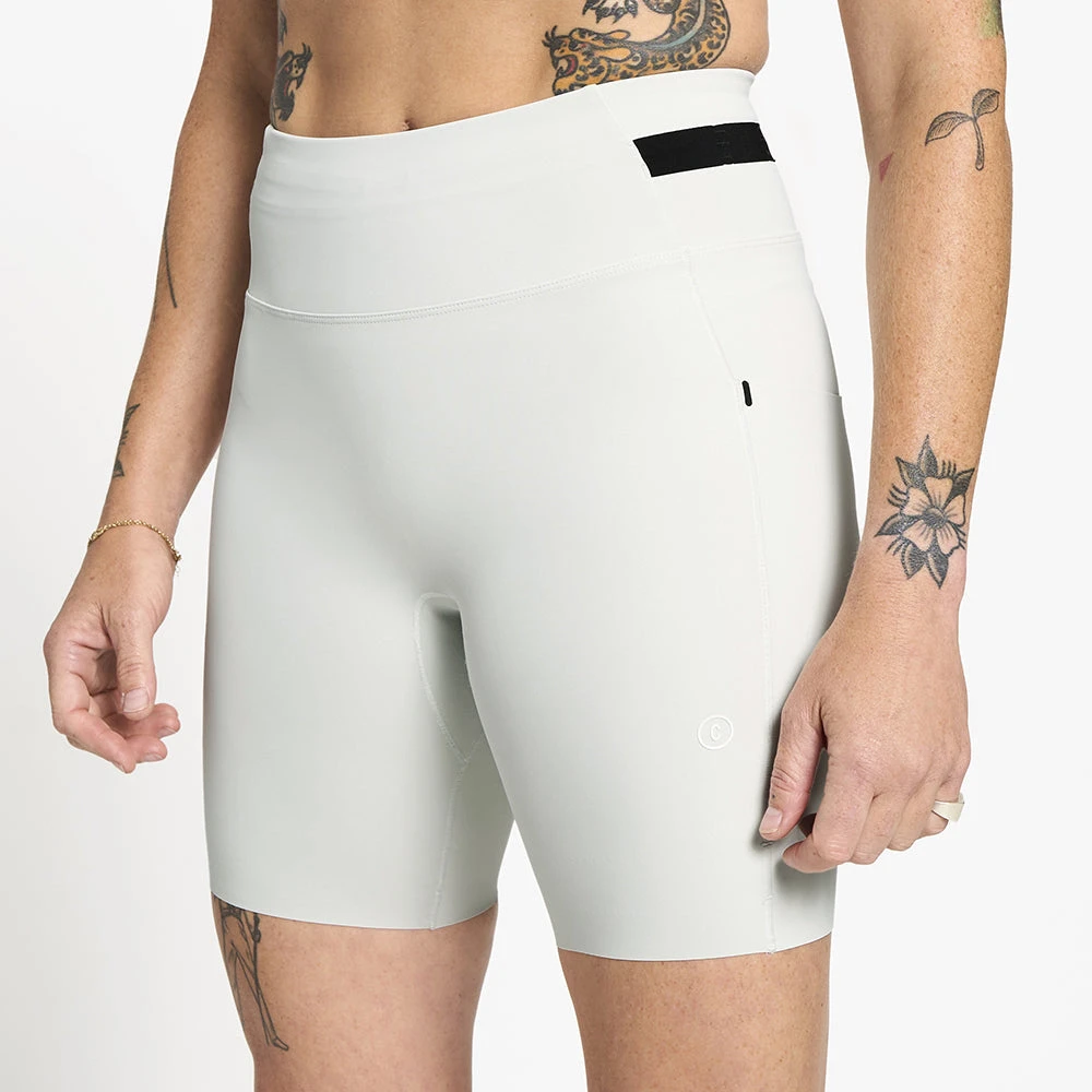 Ciele Athletics W FSTTight Short 7" - Light Grey 5 Ciele Athletics W FSTTight Short 7" - Light Grey - Image 3