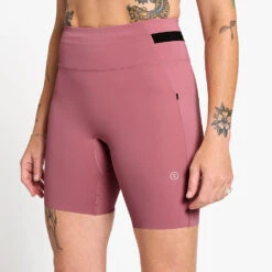 Ciele Athletics W FSTTight Short 7" - Deco Rose -Ciele Athletics W 1 TG 0049 PK001 W FSTTightShort7 DecoRose D1 2025 STUD1