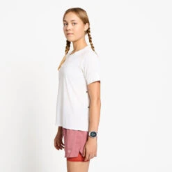 Ciele Athletics W FSTTShirt - Ghost 13 Ciele Athletics W FSTTShirt - Ghost -Ciele Athletics W 1 TS 0029 WH001 W FSTTShirt Ghost D1 2025 STUD2